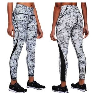 Lululemon legging, size 6, black and white, Train Times